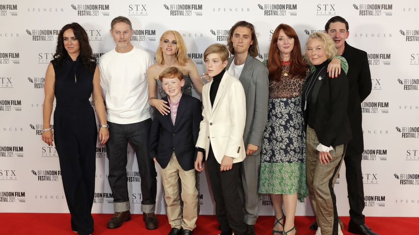 Mit gesamtem Cast: Kristen Stewart feiert "Spencer"-Premiere
