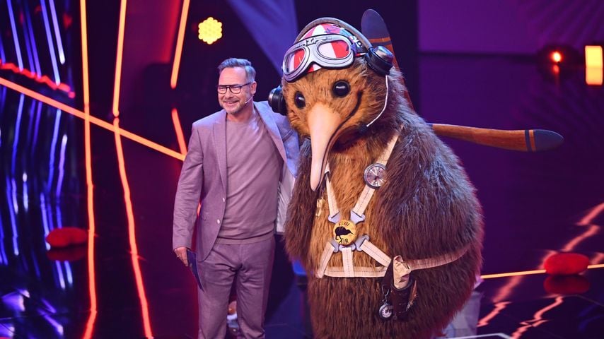 "Masked Singer"-Maske verrutscht: Moderator witzelt darüber!