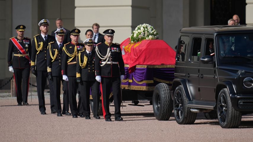 Letzter Weg beginnt: König Haralds Sarg verlässt das Schloss