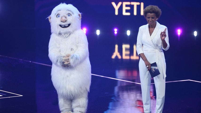 Der Yeti und Arabella Kiesbauer bei "The Masked Singer Austria"