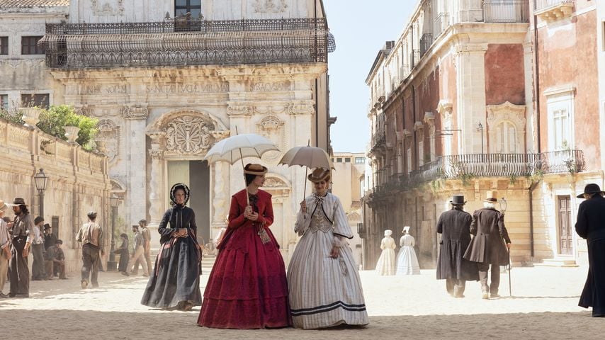 Deva Cassel als Angelica mit Benedetta Pocaroli als Concetta in "Der Leopard"