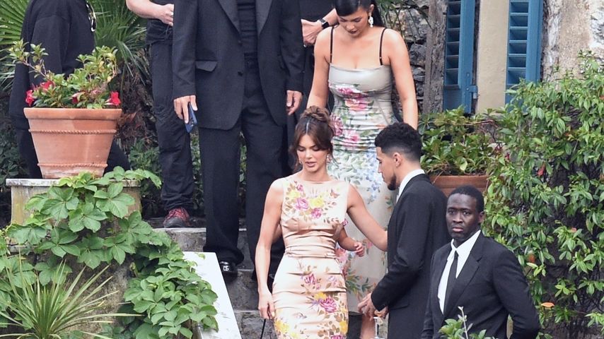 Devin Booker, Kendall und Kylie Jenner mit anderen Gästen bei Kourtney Kardashians Hochzeit