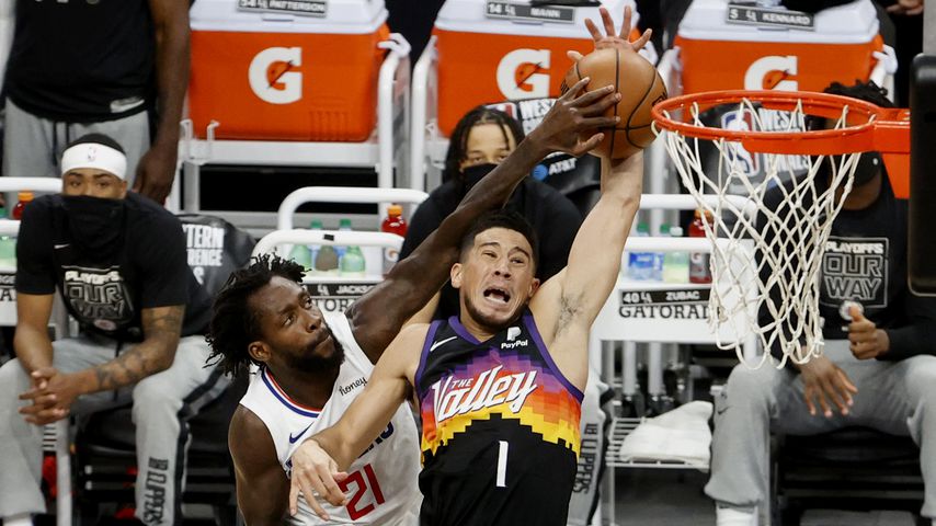 Devin Booker und sein Gegenspieler Patrick Beverley