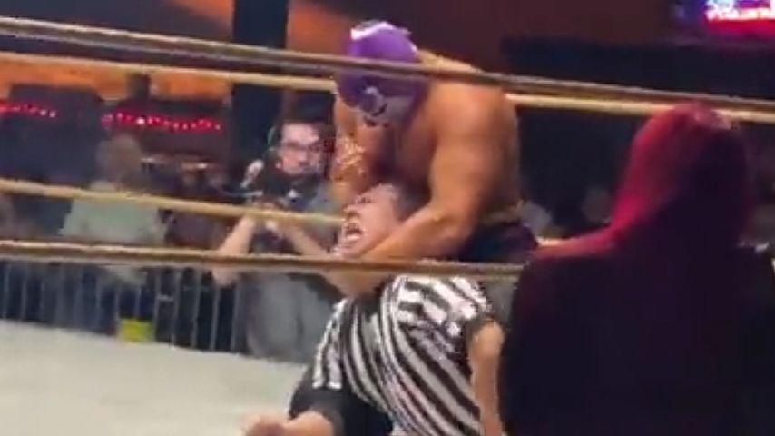 Polizeieinsatz! Wrestler sticht mit Eispickel auf Schiri ein