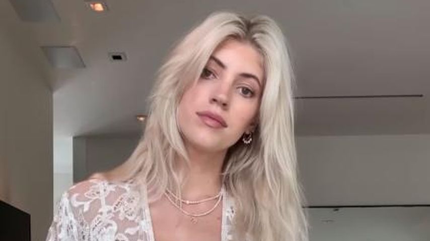 Hochschwangere Devon Windsor posiert in einem knappen Bikini