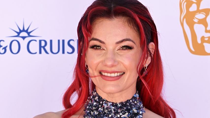 Dianne Buswell zeigt Babybauch im eleganten Badeanzug