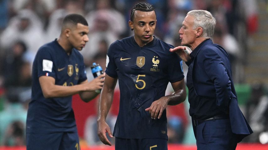 Didier Deschamps (r.) mit den französischen Nationalspielern Jules Kounde und Kylian Mbappé