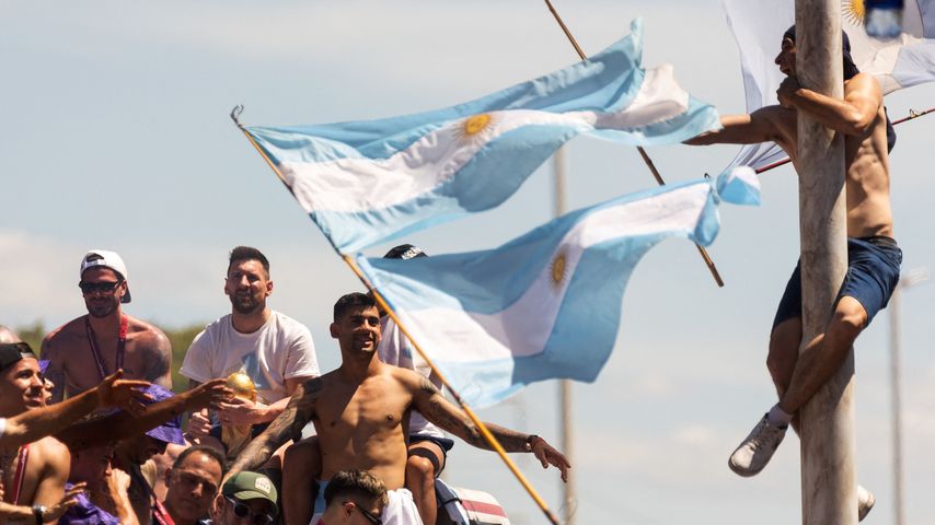 Die Argentinische Nationalmannschaft feiert ihren WM-Sieg in Buenos Aires mit den Fans