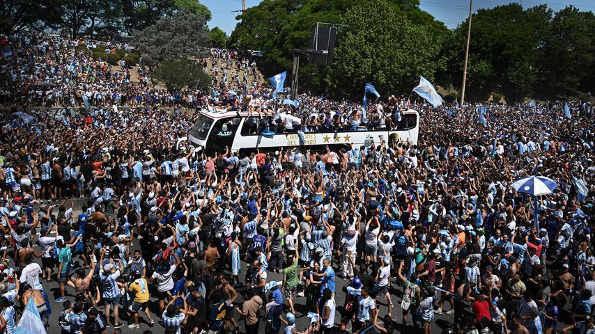 Die Argentinische Nationalmannschaft feiert ihren WM-Sieg in Buenos Aires mit den Fans