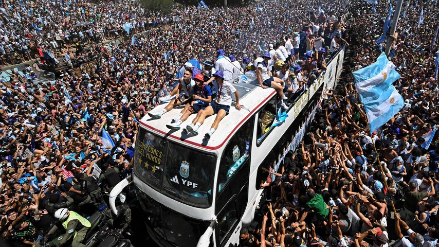 WM-Party eskaliert: Leo Messi und Co. fliegen mit Helikopter