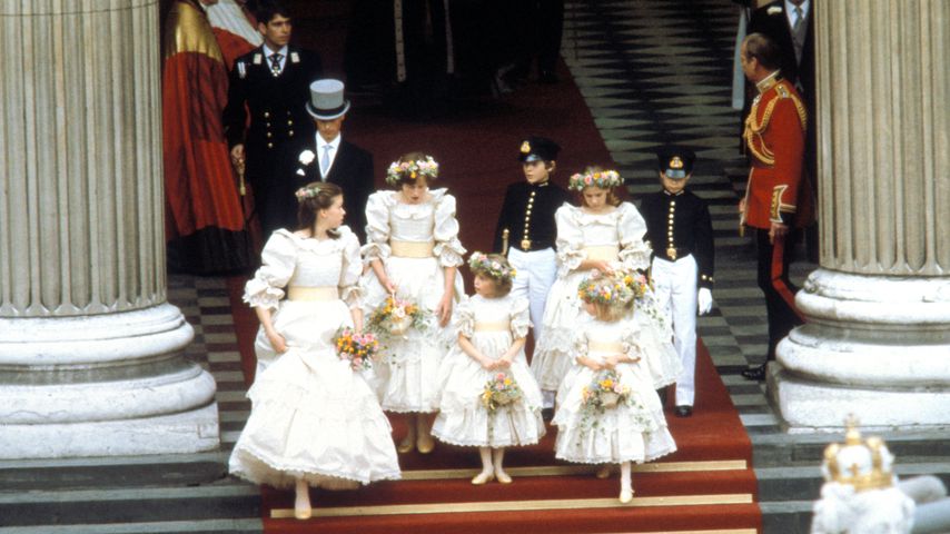 Die beiden Pageboys mit den Brautjungfern am Tag der Trauung