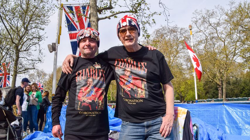 Die beiden Royal-Fans John Loughrie und Sky London vor dem Buckingham Palace