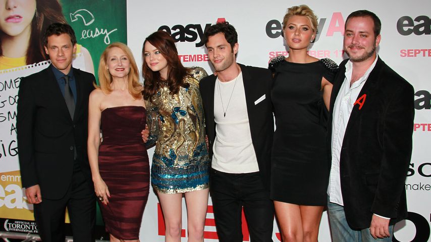 Will Gluck, Patricia Clarkson, Emma Stone, Penn Badgley, Aly Michalka und Bert V. Royal im Jahr 2010