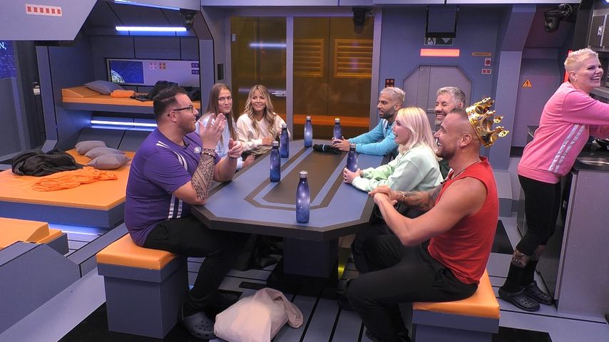 "Promi Big Brother"-Start: Wie kam Raumschiff-Spektakel an?