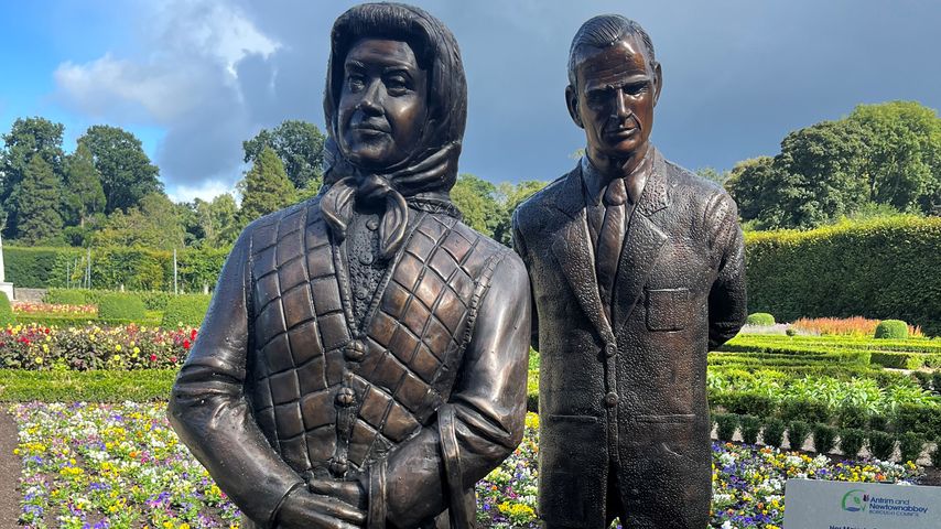 Die Bronzeskulptur von Queen Elizabeth II. und Prinz Philip, September 2024