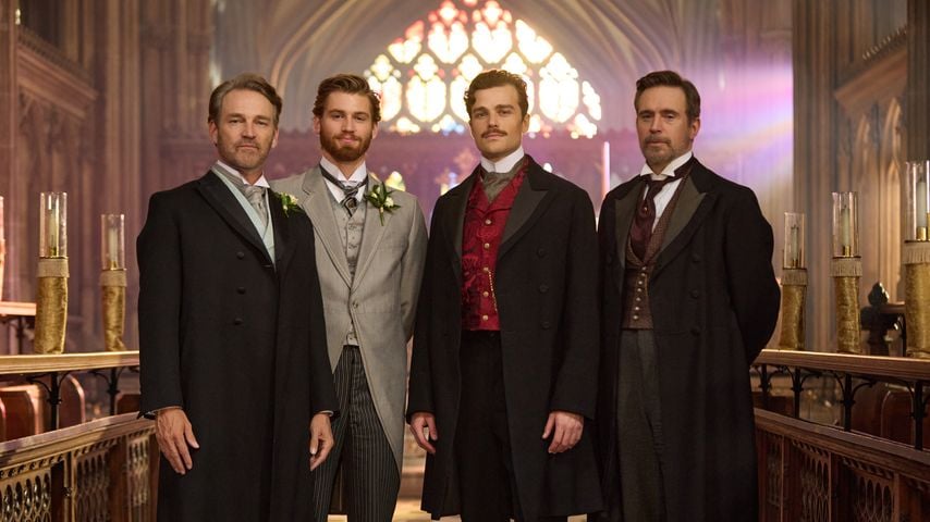 Jolyon Sr. (Stephen Moyer), Jolyon Jr. (Danny Griffin), Soames (Joshua Orpin) und James (Jack Davenport) in "The Forsytes - Familie verpflichtet"