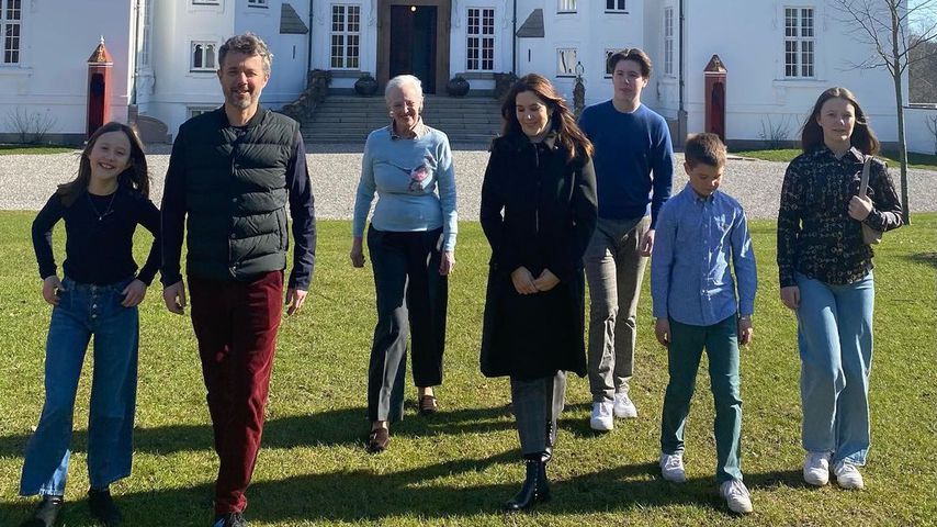 Die dänische Königsfamilie vor dem Schloss Marselisborg im März 2021