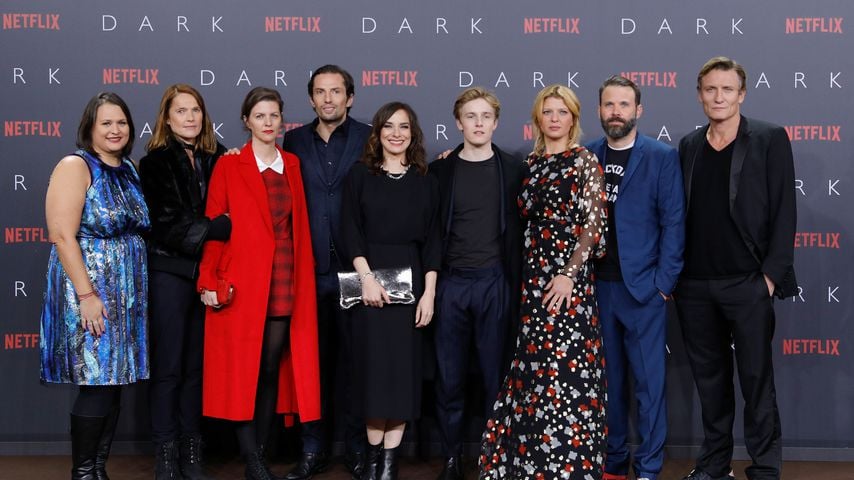 Die "Dark"-Darsteller und Macher bei der Premiere in Berlin