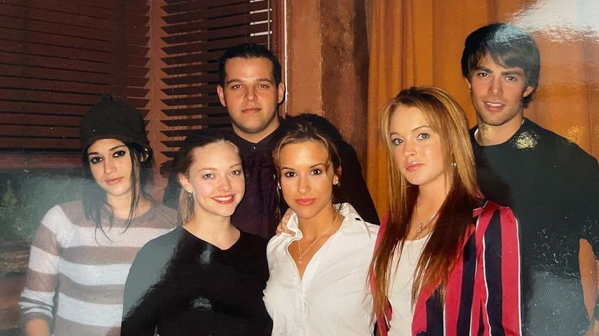 Co-Stars freuen sich: Amanda Seyfried teilt "Girls Club"-Pic