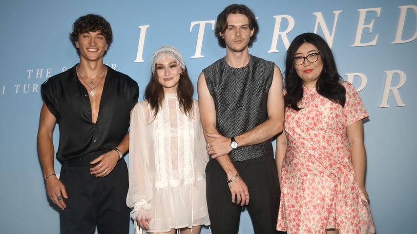 Die "Der Sommer, als ich schön wurde"-Stars Gavin Casalegno, Lola Tung & Chris Briney mit Jenny Han