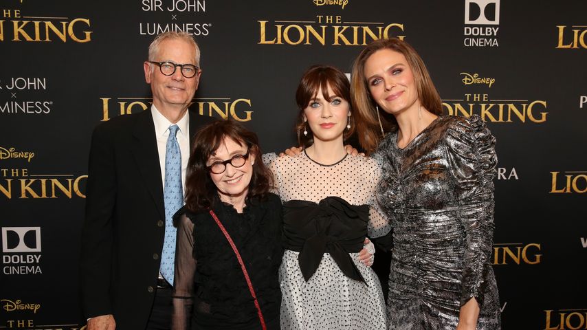 Zooey und Emily Deschanel mit ihren Eltern Caleb und Mary Jo 2019 in Hollywood
