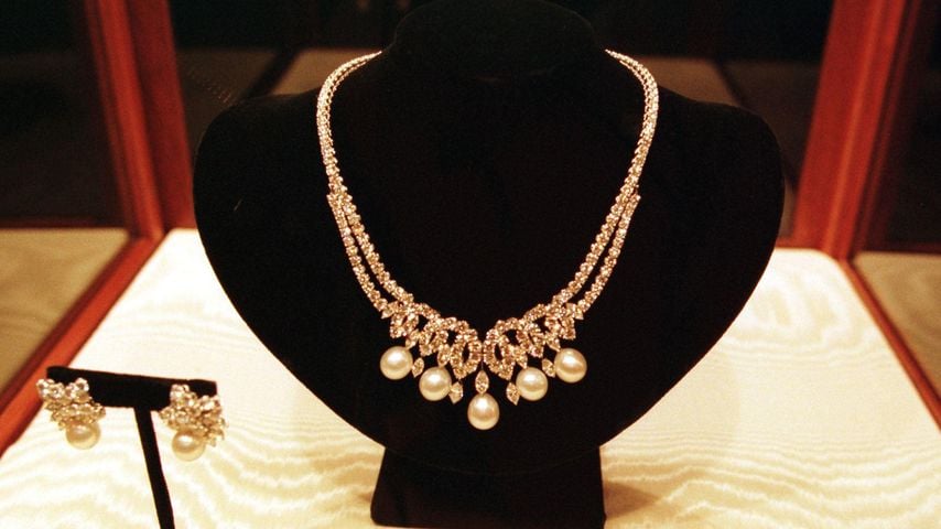 Matt Campbell zeigt die Diana, Princess of Wales Swan Lake Suite vor der Auktion in New York, verkauft für 525.000 Dollar
