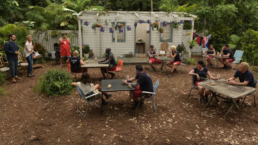 Die Dschungelcamp-Teilnehmer sitzen vor der Hütte