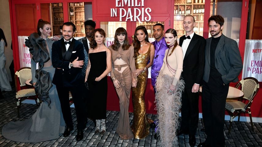 Die "Emily in Paris"-Darsteller bei der Premiere der dritten Staffel in Paris