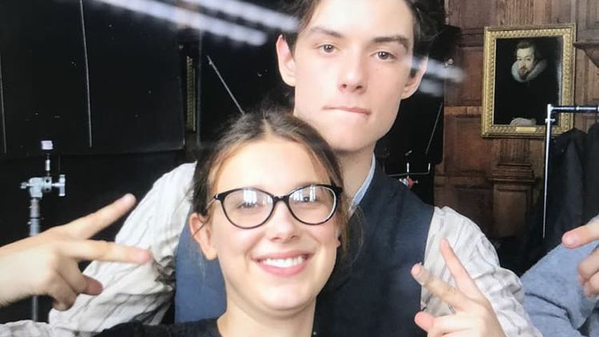 Die "Enola Holmes"-Stars Millie Bobby Brown und Louis Partridge
