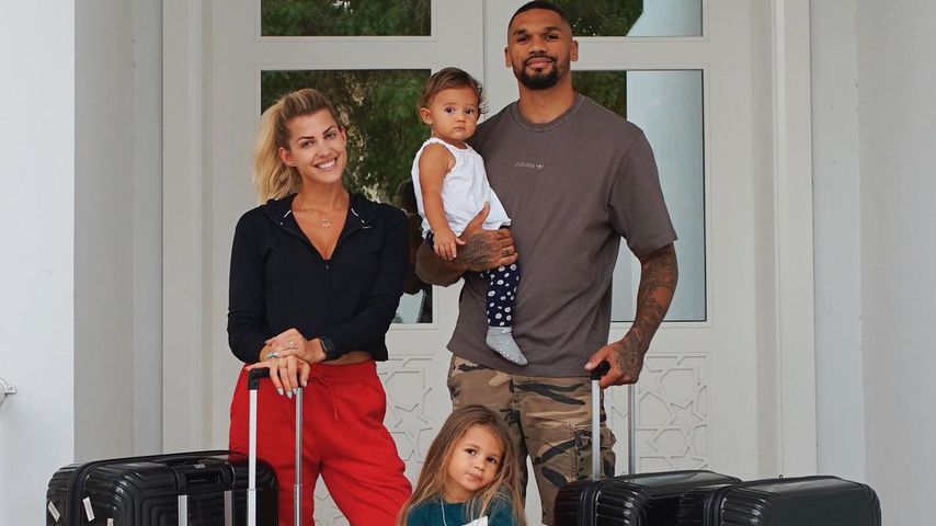 Sarah und Dominic Harrison mit ihren beiden Töchtern im Juni 2021