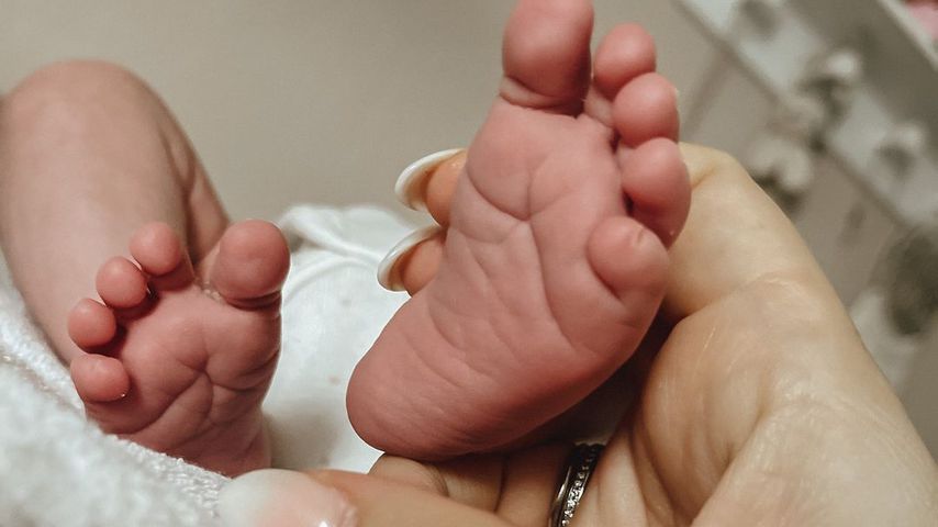 Die Füßchen von Jessi und Nik Schröders Tochter Hailey