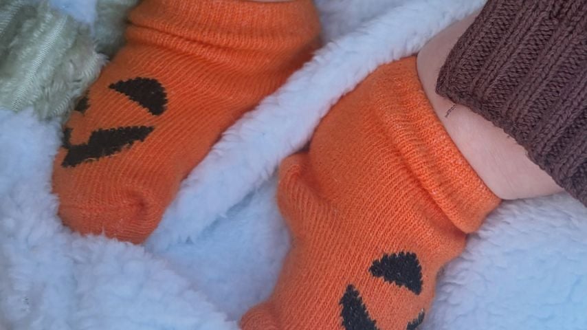 Die Füßchen von Millie Bobby Browns Sohn in Kürbissöckchen