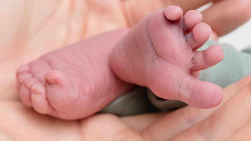 Die Füße von Hazel Bruggers Baby im Februar 2024