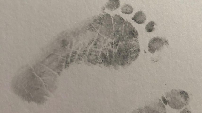 Die Fußabdrücke von Amanda Holdens Sohn Theo