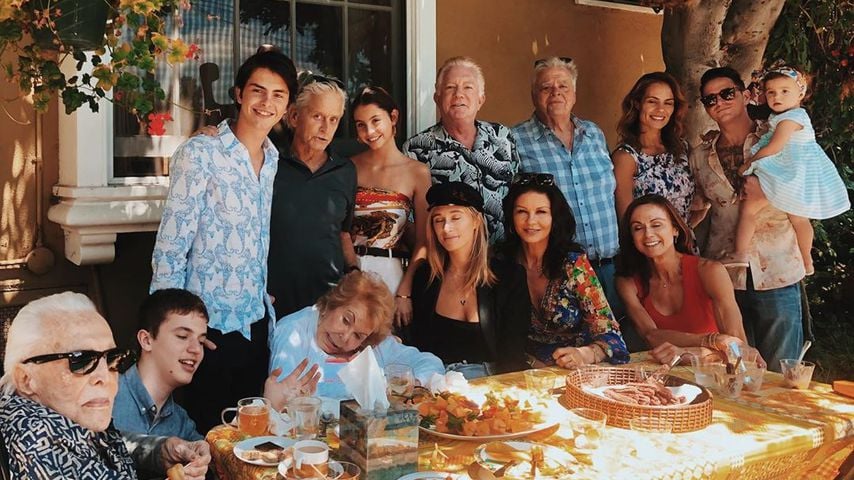 Familie Douglas überrascht mit Mehr-Generationen-Foto!