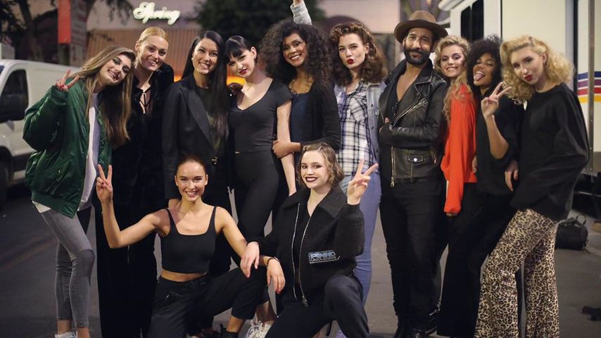 Die GNTM-Girls 2020 mit Rebecca Mir und Massimo Sinató