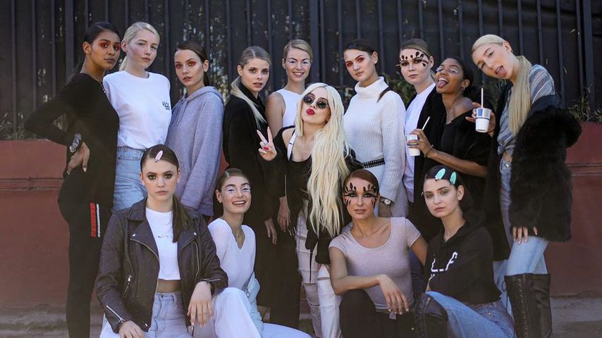 Die GNTM-Girls der 15. Staffel mit Sängerin Ava Max