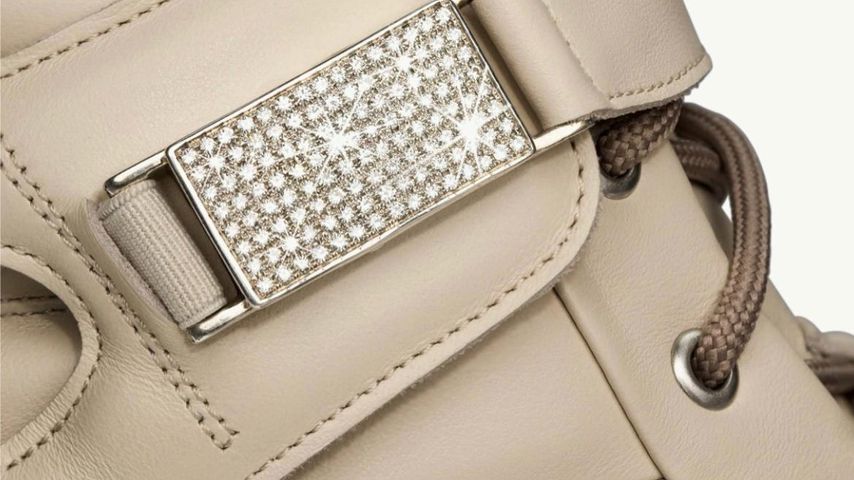 Die Goldschnalle mit 120 Diamenten an Kylie Jenners neuestem Leandro-Lopes-Sneaker