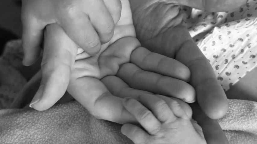 Die Hände von Angelique Kerber, ihrem Partner und ihren beiden Kindern, Juni 2025