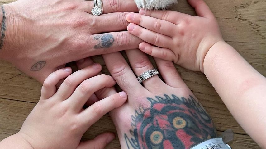 Die Hände von Chiara Ferragni, ihrem Mann Fedez und den zwei Kindern
