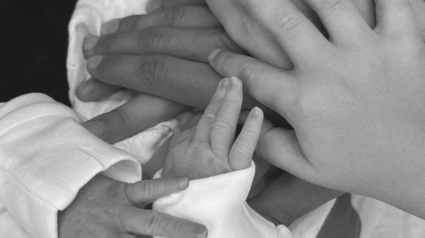 Die Hände von Kate und Rio Ferdinand sowie ihren Kindern