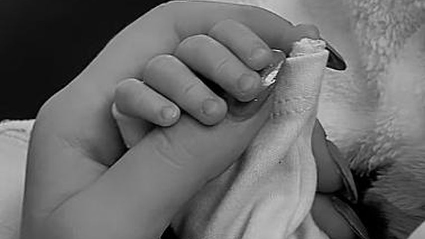 Die Hände von Loredana Wollny und ihrem Baby, 2023