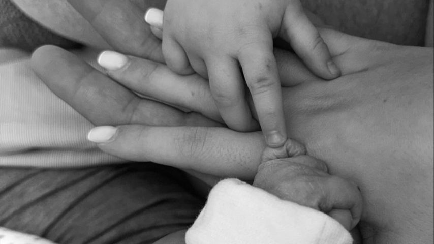 Die Hände von Valdrina und Valdet Haziri sowie ihren Kindern