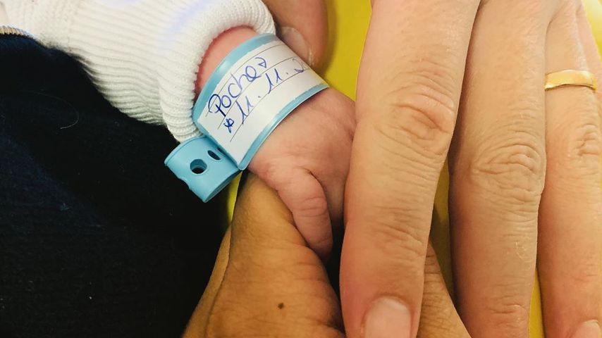 Die Hand des Babys von Oliver und Amira Pocher