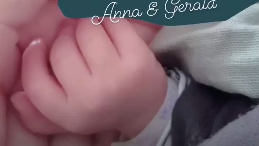 Die Hand von Anna und Geralds Sohn