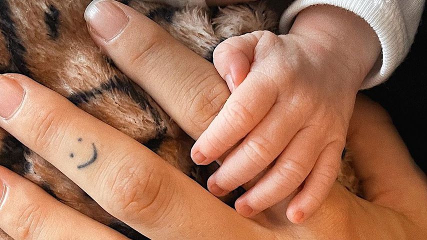 Die Hand von Clara Berry und KJ Apas Kind
