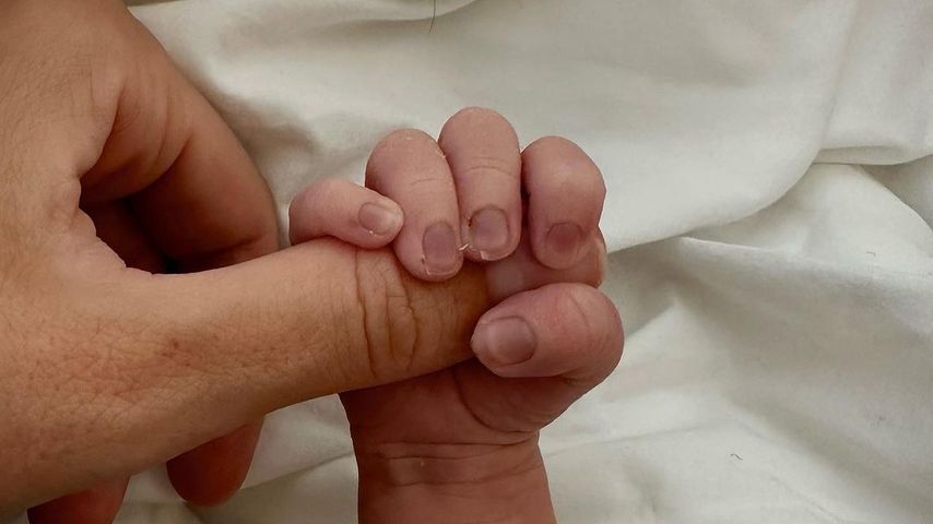 Die Hand von Liev Schreibers Baby
