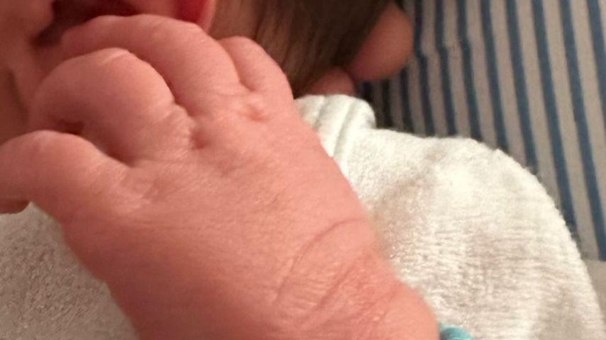 Die Hand von Pfleger Rashids Sohn