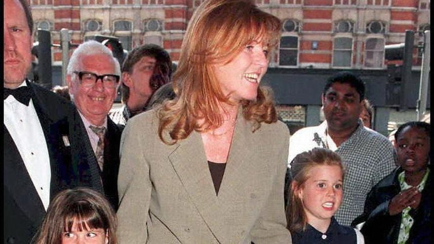 Die Herzogin von York besucht mit Prinzessin Eugenie und Prinzessin Beatrice das Dominion Theatre in London für "Beauty and the Beast", Mai 1997