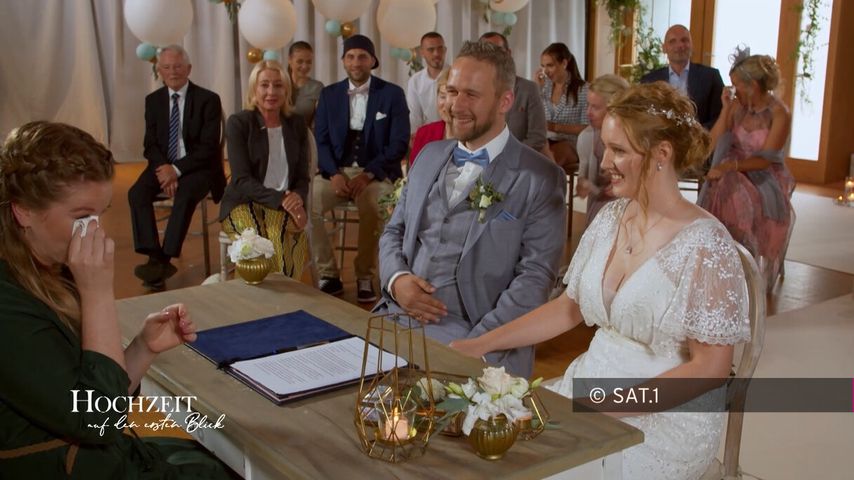 Lisa, Mario und die Standesbeamtin bei ihrer "Hochzeit auf den ersten Blick"